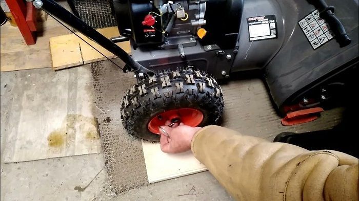 Подготовка снегоуборщика к сезону уборки...